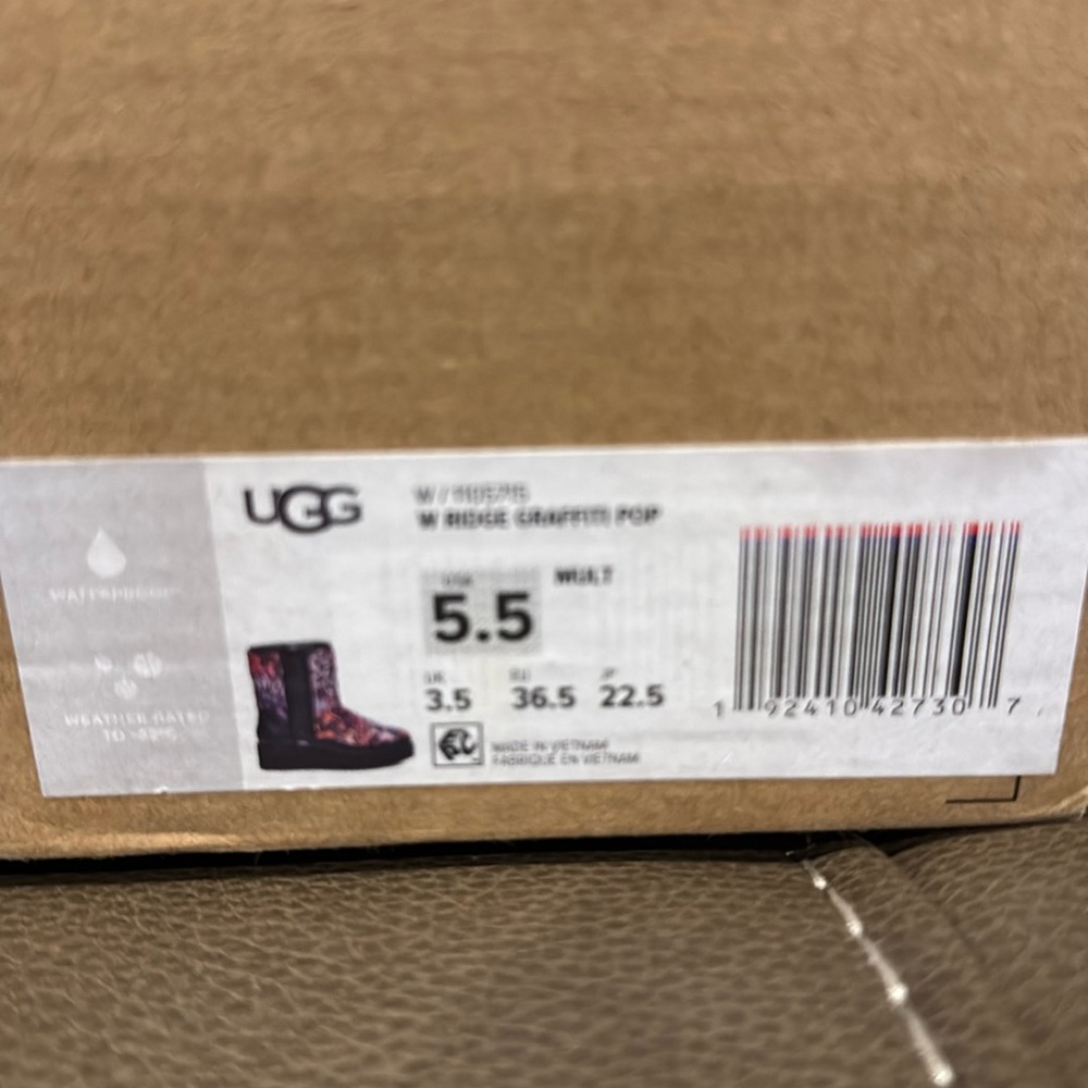 Ugg Woman Ridge Graffiti Pop snow boots size 5.5 with  outside zipper
